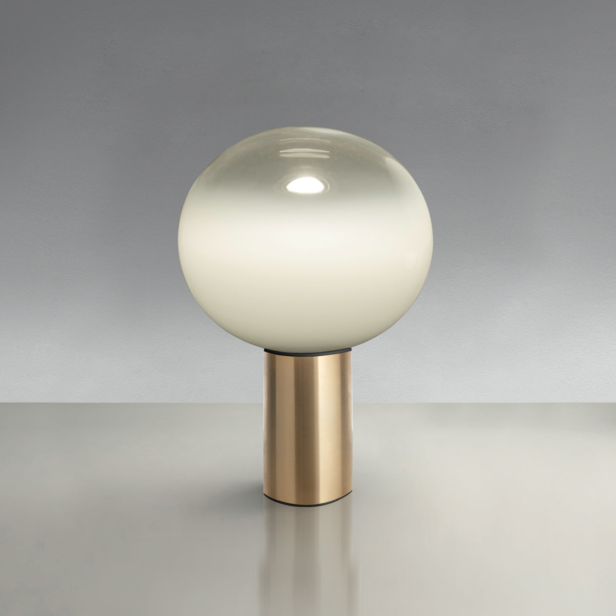 Artemide Laguna Tischleuchte 16 Messing Glaskugel